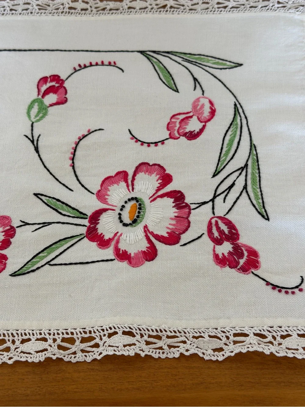 Vintage Embroidered White Floral Table Runner with Crotchet Lace Trim 38”/13,5”